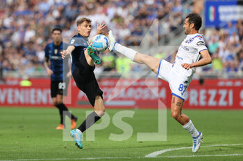 2022-05-22 - Nicolò Barella of FC Internazionale competes for the ball with Antonio Candreva of UC Sampdoria during the Serie A 2021/22 football match between FC Internazionale and UC Sampdoria at Giuseppe Meazza Stadium, Milan, Italy on May 22, 2022 - INTER - FC INTERNAZIONALE VS UC SAMPDORIA - ITALIAN SERIE A - SOCCER