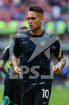 2022-05-22 - Lautaro Martinez of FC Internazionale warms up during the Serie A 2021/22 football match between FC Internazionale and UC Sampdoria at Giuseppe Meazza Stadium, Milan, Italy on May 22, 2022 - INTER - FC INTERNAZIONALE VS UC SAMPDORIA - ITALIAN SERIE A - SOCCER