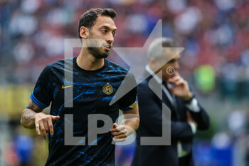 2022-05-22 - Hakan Calhanoglu of FC Internazionale warms up during the Serie A 2021/22 football match between FC Internazionale and UC Sampdoria at Giuseppe Meazza Stadium, Milan, Italy on May 22, 2022 - INTER - FC INTERNAZIONALE VS UC SAMPDORIA - ITALIAN SERIE A - SOCCER