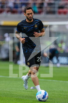 2022-05-22 - Hakan Calhanoglu of FC Internazionale warms up during the Serie A 2021/22 football match between FC Internazionale and UC Sampdoria at Giuseppe Meazza Stadium, Milan, Italy on May 22, 2022 - INTER - FC INTERNAZIONALE VS UC SAMPDORIA - ITALIAN SERIE A - SOCCER