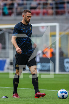 2022-05-22 - Stefan de Vrij of FC Internazionale warms up during the Serie A 2021/22 football match between FC Internazionale and UC Sampdoria at Giuseppe Meazza Stadium, Milan, Italy on May 22, 2022 - INTER - FC INTERNAZIONALE VS UC SAMPDORIA - ITALIAN SERIE A - SOCCER