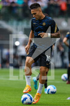 2022-05-22 - Lautaro Martinez of FC Internazionale warms up during the Serie A 2021/22 football match between FC Internazionale and UC Sampdoria at Giuseppe Meazza Stadium, Milan, Italy on May 22, 2022 - INTER - FC INTERNAZIONALE VS UC SAMPDORIA - ITALIAN SERIE A - SOCCER