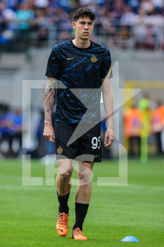 2022-05-22 - Alessandro Bastoni of FC Internazionale warms up during the Serie A 2021/22 football match between FC Internazionale and UC Sampdoria at Giuseppe Meazza Stadium, Milan, Italy on May 22, 2022 - INTER - FC INTERNAZIONALE VS UC SAMPDORIA - ITALIAN SERIE A - SOCCER