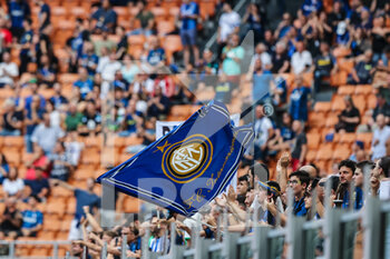 2022-05-22 - A fan of FC Internazionale waves a giant flag during the Serie A 2021/22 football match between FC Internazionale and UC Sampdoria at Giuseppe Meazza Stadium, Milan, Italy on May 22, 2022 - INTER - FC INTERNAZIONALE VS UC SAMPDORIA - ITALIAN SERIE A - SOCCER