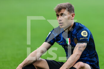 2022-05-22 - Nicolò Barella of FC Internazionale looks on during the Serie A 2021/22 football match between FC Internazionale and UC Sampdoria at Giuseppe Meazza Stadium, Milan, Italy on May 22, 2022 - INTER - FC INTERNAZIONALE VS UC SAMPDORIA - ITALIAN SERIE A - SOCCER
