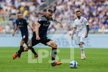 2022-05-22 - Milan Skriniar of FC Internazionale in action during the Serie A 2021/22 football match between FC Internazionale and UC Sampdoria at Giuseppe Meazza Stadium, Milan, Italy on May 22, 2022 - INTER - FC INTERNAZIONALE VS UC SAMPDORIA - ITALIAN SERIE A - SOCCER