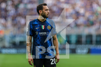 2022-05-22 - Hakan Calhanoglu of FC Internazionale looks on during the Serie A 2021/22 football match between FC Internazionale and UC Sampdoria at Giuseppe Meazza Stadium, Milan, Italy on May 22, 2022 - INTER - FC INTERNAZIONALE VS UC SAMPDORIA - ITALIAN SERIE A - SOCCER