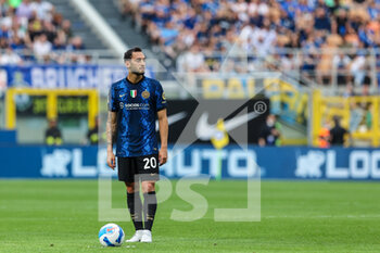 2022-05-22 - Hakan Calhanoglu of FC Internazionale in action during the Serie A 2021/22 football match between FC Internazionale and UC Sampdoria at Giuseppe Meazza Stadium, Milan, Italy on May 22, 2022 - INTER - FC INTERNAZIONALE VS UC SAMPDORIA - ITALIAN SERIE A - SOCCER