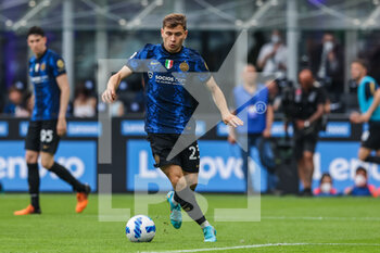 2022-05-22 - Nicolò Barella of FC Internazionale in action during the Serie A 2021/22 football match between FC Internazionale and UC Sampdoria at Giuseppe Meazza Stadium, Milan, Italy on May 22, 2022 - INTER - FC INTERNAZIONALE VS UC SAMPDORIA - ITALIAN SERIE A - SOCCER