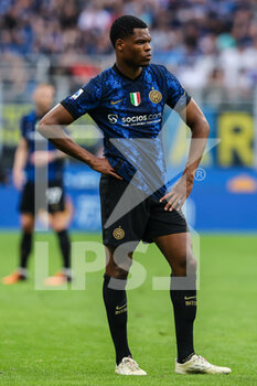 2022-05-22 - Denzel Dumfries of FC Internazionale looks on during the Serie A 2021/22 football match between FC Internazionale and UC Sampdoria at Giuseppe Meazza Stadium, Milan, Italy on May 22, 2022 - INTER - FC INTERNAZIONALE VS UC SAMPDORIA - ITALIAN SERIE A - SOCCER