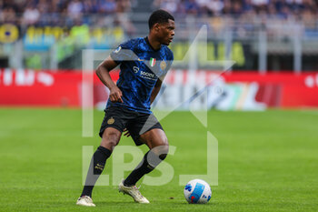 2022-05-22 - Denzel Dumfries of FC Internazionale in action during the Serie A 2021/22 football match between FC Internazionale and UC Sampdoria at Giuseppe Meazza Stadium, Milan, Italy on May 22, 2022 - INTER - FC INTERNAZIONALE VS UC SAMPDORIA - ITALIAN SERIE A - SOCCER
