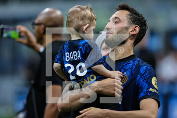 2022-05-22 - Hakan Calhanoglu of FC Internazionale with his son during the Serie A 2021/22 football match between FC Internazionale and UC Sampdoria at Giuseppe Meazza Stadium, Milan, Italy on May 22, 2022 - INTER - FC INTERNAZIONALE VS UC SAMPDORIA - ITALIAN SERIE A - SOCCER