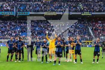 2022-05-22 - Players of FC Internazionale greet the fans during the Serie A 2021/22 football match between FC Internazionale and UC Sampdoria at Giuseppe Meazza Stadium, Milan, Italy on May 22, 2022 - INTER - FC INTERNAZIONALE VS UC SAMPDORIA - ITALIAN SERIE A - SOCCER