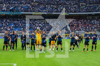 2022-05-22 - Players of FC Internazionale greet the fans during the Serie A 2021/22 football match between FC Internazionale and UC Sampdoria at Giuseppe Meazza Stadium, Milan, Italy on May 22, 2022 - INTER - FC INTERNAZIONALE VS UC SAMPDORIA - ITALIAN SERIE A - SOCCER