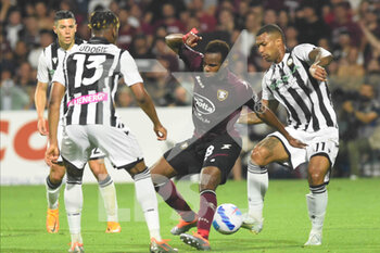 2022-05-22 - Andrea Schiavone (US Salernitana 1919) and Walace ( Udinese Calcio) They compete for the ball during the Serie A 2021/22 match between US Salernitana 1919 and Udinese Calcio  Arechi  Stadium - US SALERNITANA VS UDINESE CALCIO - ITALIAN SERIE A - SOCCER