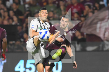 2022-05-22 - Federico Bonazzoli (US Salernitana 1919) and Destiny Udogie ( Udinese Calcio) They compete for the ball during the Serie A 2021/22 match between US Salernitana 1919 and Udinese Calcio  Arechi  StadiumF - US SALERNITANA VS UDINESE CALCIO - ITALIAN SERIE A - SOCCER