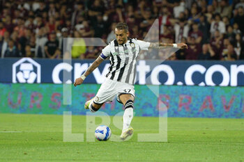 2022-05-22 - Roberto Pereyra ( Udinese Calcio) marks the net of  during the Serie A 2021/22 match between US Salernitana 1919 and Udinese Calcio  Arechi  Stadium - US SALERNITANA VS UDINESE CALCIO - ITALIAN SERIE A - SOCCER