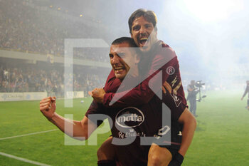 2022-05-22 - Simone Verdi (US Salernitana 1919) and Federico Bonazzoli (US Salernitana 1919) rejoice at the end of the race for their stay in a during the Serie A 2021/22 match between US Salernitana 1919 and Udinese Calcio  Arechi  Stadium - US SALERNITANA VS UDINESE CALCIO - ITALIAN SERIE A - SOCCER