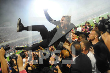 2022-05-22 - the team celebrates Davide Nicola during the Serie A 2021/22 match between US Salernitana 1919 and Udinese Calcio  Arechi  Stadium - US SALERNITANA VS UDINESE CALCIO - ITALIAN SERIE A - SOCCER