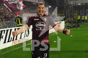 2022-05-22 - Federico Bonazzoli (US Salernitana 1919) celebrate at the end of the game during the Serie A 2021/22 match between US Salernitana 1919 and Udinese Calcio  Arechi  Stadium - US SALERNITANA VS UDINESE CALCIO - ITALIAN SERIE A - SOCCER