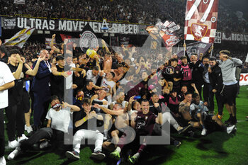2022-05-22 - team celebrations under the fans during the Serie A 2021/22 match between US Salernitana 1919 and Udinese Calcio  Arechi  Stadium - US SALERNITANA VS UDINESE CALCIO - ITALIAN SERIE A - SOCCER