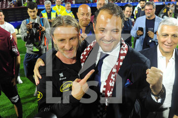 2022-05-22 - the president Iervolino embraces his coach Davide Nicola during the Serie A 2021/22 match between US Salernitana 1919 and Udinese Calcio  Arechi  Stadium - US SALERNITANA VS UDINESE CALCIO - ITALIAN SERIE A - SOCCER