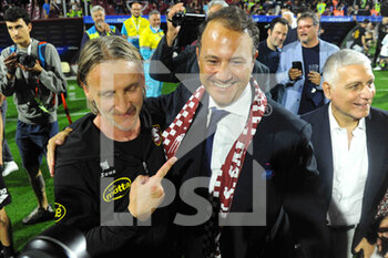 2022-05-22 - the president Iervolino embraces his coach Davide Nicola during the Serie A 2021/22 match between US Salernitana 1919 and Udinese Calcio  Arechi  Stadium - US SALERNITANA VS UDINESE CALCIO - ITALIAN SERIE A - SOCCER