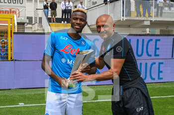 2022-05-22 - Napoli's Victor Osimhen receives the best player U23 award from Napoli's Head Coach Luciano Spalletti - SPEZIA CALCIO VS SSC NAPOLI - ITALIAN SERIE A - SOCCER