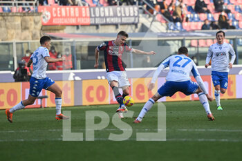 2022-02-06 - Mattias Svanberg (Bologna Fc) in action between the Empoli Fc defense - BOLOGNA FC VS EMPOLI FC - ITALIAN SERIE A - SOCCER