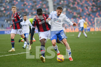 2022-02-06 - Adama Soumaoro (Bologna Fc) contrasting Szymon Zurkoswski (Empoli Fc) - BOLOGNA FC VS EMPOLI FC - ITALIAN SERIE A - SOCCER