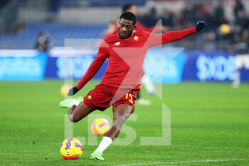 2022-01-09 - Ainsley Maitland-Niles of Roma kicks the ball during warm up before the Italian championship Serie A football match between AS Roma and Juventus FC on January 9, 2022 at Stadio Olimpico in Rome, Italy - AS ROMA VS JUVENTUS FC - ITALIAN SERIE A - SOCCER