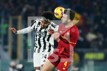 2022-01-09 - Weston McKennie of Juventus (L) goes for a header with Bryan Cristante of Roma (R) during the Italian championship Serie A football match between AS Roma and Juventus FC on January 9, 2022 at Stadio Olimpico in Rome, Italy - AS ROMA VS JUVENTUS FC - ITALIAN SERIE A - SOCCER
