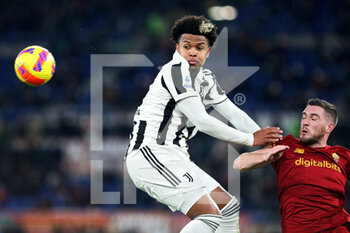 2022-01-09 - Weston McKennie of Juventus (L) goes for a header with Jordan Veretout of Roma (R) during the Italian championship Serie A football match between AS Roma and Juventus FC on January 9, 2022 at Stadio Olimpico in Rome, Italy - AS ROMA VS JUVENTUS FC - ITALIAN SERIE A - SOCCER
