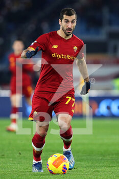 2022-01-09 - Henrikh Mkhitaryan of Roma in action during the Italian championship Serie A football match between AS Roma and Juventus FC on January 9, 2022 at Stadio Olimpico in Rome, Italy - AS ROMA VS JUVENTUS FC - ITALIAN SERIE A - SOCCER