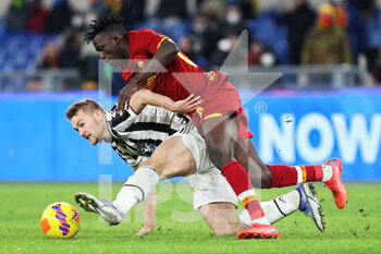 2022-01-09 - Matthijs De Ligt of Juventus vies for the ball with Felix Afena of Roma (R) during the Italian championship Serie A football match between AS Roma and Juventus FC on January 9, 2022 at Stadio Olimpico in Rome, Italy - AS ROMA VS JUVENTUS FC - ITALIAN SERIE A - SOCCER