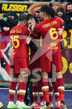 2022-01-09 - Lorenzo Pellegrini of Roma celebrates with his teammates after scoring 3-1 goal during the Italian championship Serie A football match between AS Roma and Juventus FC on January 9, 2022 at Stadio Olimpico in Rome, Italy - AS ROMA VS JUVENTUS FC - ITALIAN SERIE A - SOCCER