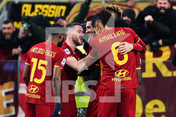 2022-01-09 - Lorenzo Pellegrini of Roma celebrates with his teammates after scoring 3-1 goal during the Italian championship Serie A football match between AS Roma and Juventus FC on January 9, 2022 at Stadio Olimpico in Rome, Italy - AS ROMA VS JUVENTUS FC - ITALIAN SERIE A - SOCCER
