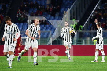 2022-01-09 - Manuel Locatelli of Juventus (C) celebrates after scoring 3-2 goal during the Italian championship Serie A football match between AS Roma and Juventus FC on January 9, 2022 at Stadio Olimpico in Rome, Italy - AS ROMA VS JUVENTUS FC - ITALIAN SERIE A - SOCCER