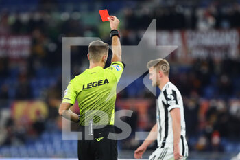 2022-01-09 - Davide Massa referee shows red card to Matthijs De Ligt (R), who he leaves the pitch during the Italian championship Serie A football match between AS Roma and Juventus FC on January 9, 2022 at Stadio Olimpico in Rome, Italy - AS ROMA VS JUVENTUS FC - ITALIAN SERIE A - SOCCER