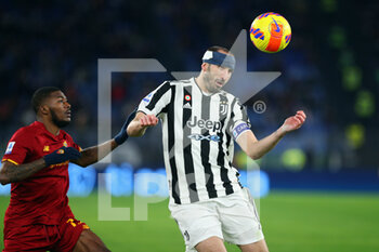 2022-01-09 - Giorgio Chiellini of Juventus (R) goes for a header with Ainsley Maitland-Niles of Roma (L) during the Italian championship Serie A football match between AS Roma and Juventus FC on January 9, 2022 at Stadio Olimpico in Rome, Italy - AS ROMA VS JUVENTUS FC - ITALIAN SERIE A - SOCCER