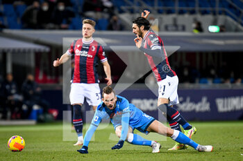 2022-01-17 - Foul of Bologna's Roberto Soriano on Fabian Ruiz (Napoli) - BOLOGNA FC VS SSC NAPOLI - ITALIAN SERIE A - SOCCER