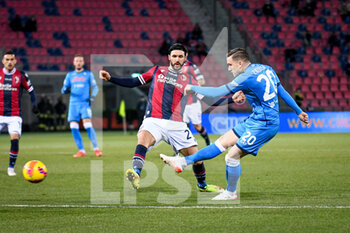 2022-01-17 - Piotr Zielinski (Napoli) kick the ball hindered by Bologna's Roberto Soriano - BOLOGNA FC VS SSC NAPOLI - ITALIAN SERIE A - SOCCER