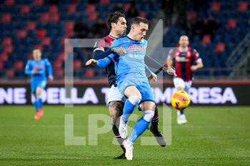 2022-01-17 - Piotr Zielinski (Napoli) in action hindered by Bologna's Nicolas Viola - BOLOGNA FC VS SSC NAPOLI - ITALIAN SERIE A - SOCCER