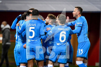 2022-01-17 - Hirving Lozano (Napoli) celebrates after scoring a goal with teammates - BOLOGNA FC VS SSC NAPOLI - ITALIAN SERIE A - SOCCER
