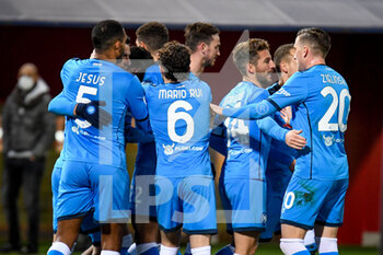 2022-01-17 - Hirving Lozano (Napoli) celebrates after scoring a goal with teammates - BOLOGNA FC VS SSC NAPOLI - ITALIAN SERIE A - SOCCER