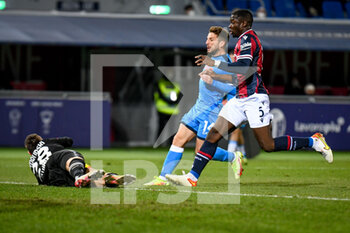 2022-01-17 - Bologna's Lukasz Skorupski saves a goal from Dries Mertens (Napoli) hindered by Bologna's Adama Soumaoro - BOLOGNA FC VS SSC NAPOLI - ITALIAN SERIE A - SOCCER