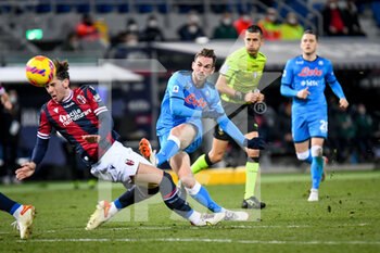 2022-01-17 - Fabian Ruiz (Napoli) tries to score hindered by Bologna's Luis Binks - BOLOGNA FC VS SSC NAPOLI - ITALIAN SERIE A - SOCCER
