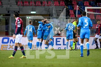 2022-01-17 - Hirving Lozano (Napoli) celebrates after scoring a goal 0-2 with teammates - BOLOGNA FC VS SSC NAPOLI - ITALIAN SERIE A - SOCCER