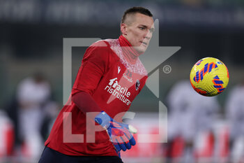 2022-01-21 - Lukasz Skorupski (Bologna FC) looks the ball while warming up - HELLAS VERONA FC VS BOLOGNA FC - ITALIAN SERIE A - SOCCER