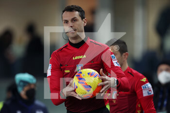 2022-01-21 - The referee Matteo Gariglio holds the ball in his hands - HELLAS VERONA FC VS BOLOGNA FC - ITALIAN SERIE A - SOCCER